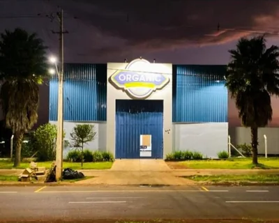 Fachada Orgânic Foods à noite